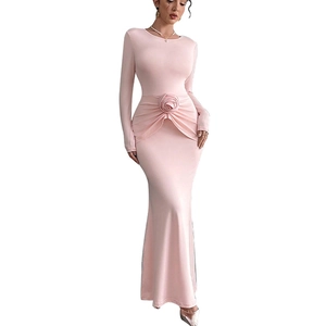 Robe longue en tricot rose ajustée avec rose faite main et ourlet sirène élégant