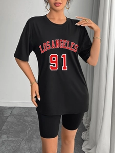 Détail de l'imprimé vintage Los Angeles 91 sur un t-shirt noir oversize en coton