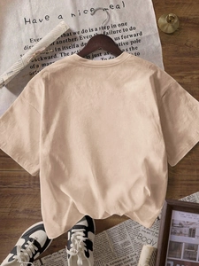 Détail du t-shirt surdimensionné abricot à col rond avec texture en coton et épaules tombantes