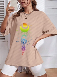 Detail des Boho-Sonne-Mond-Drucks auf übergroßem khakifarbenem Baumwoll-T-Shirt