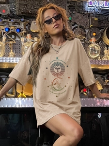Women's oversized beige cotton T-shirt with vintage sun and moon print and motto