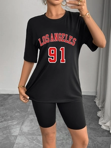 Détail de l'imprimé Los Angeles 91 sur t-shirt noir oversize et short cycliste