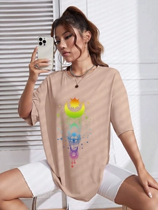 Detail des Bohemian Sonnen und Monddrucks auf beigem Oversize Kurzarm T-Shirt