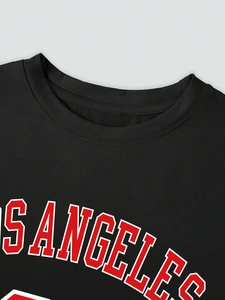 Gros plan détaillé de l'imprimé style collège Los Angeles sur un t-shirt en coton noir