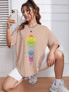 Detail eines beigen Oversize-T-Shirts mit Regenbogen-Sonne-Mond-Grafikdruck für Damen