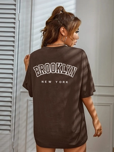 Detail van de achterkant van een donkerbruin oversized T-shirt met Brooklyn-opdruk