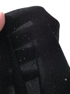 Combinaison élégante noire avec paillettes argentées et texture transparente