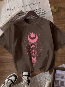T-shirt marron foncé à col rond avec motif bohème rose de lune et soleil céleste