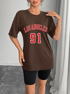 Détail du t-shirt marron oversize avec motif Los Angeles 91 et coutures d'épaules tombantes
