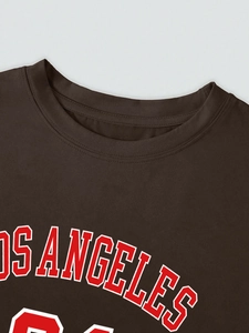 Détail de l'imprimé Los Angeles sur un t-shirt marron à col rond en coton de qualité