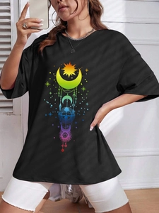 Detailansicht des schwarzen Oversized-T-Shirts mit Regenbogen-Sonne-Mond-Printmuster