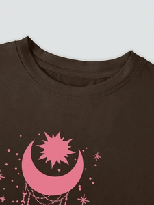 Détail d'un t-shirt marron café avec imprimé graphique lune et soleil rose bohème