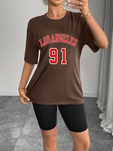 Gros plan sur l'imprimé vintage LOS ANGELES 91 du t-shirt oversize marron foncé
