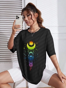 Detail eines schwarzen Oversize-T-Shirts mit buntem Regenbogen-Sonne-Mond-Grafikdruck