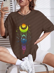 Braunes Oversize-T-Shirt aus Baumwolle mit regenbogenfarbenem Himmels-Sonnen-Aufdruck