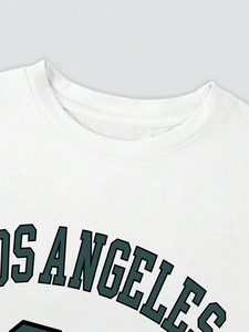 Détail de l'imprimé Los Angeles et col rond côtelé sur un t-shirt blanc