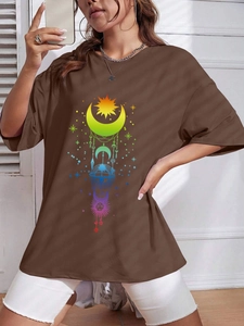 Detail des Bohemian-Sonnenprints auf losem braunem Rundhals-Kurzarm-T-Shirt