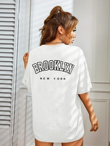 Gedetailleerd achteraanzicht van oversized wit T-shirt met Brooklyn New York print