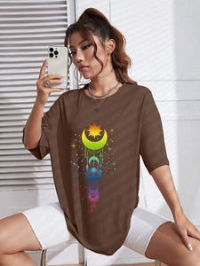 Detailansicht eines braunen Oversize-T-Shirts mit Regenbogen-Sonne-Mond-Grafikprint