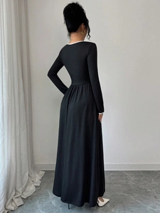 Elegantes schwarzes Langarm-A-Linien-Kleid mit weißem Kontrastbesatz und hoher Taille