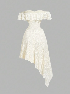 Robe élégante en dentelle blanche à épaules dénudées avec volants et ourlet irrégulier