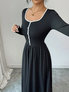 Elegantes schwarzes Langarmkleid mit eckigem Ausschnitt, weißer Paspel und Knöpfen
