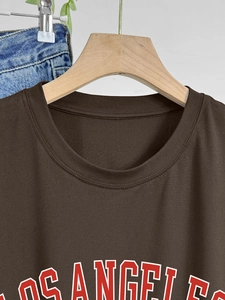 Détail de l'imprimé Los Angeles sur t-shirt en coton marron foncé à col rond