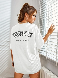 Detail van de Brooklyn New York print op de achterkant van het witte oversized t-shirt