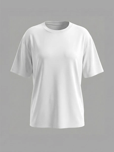 Détail d'un t-shirt blanc en coton à col rond montrant la texture douce du tissu