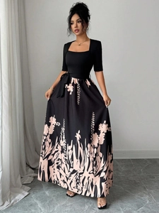 Elegante abito a trapezio con stampa floreale, mezze maniche e corpetto nero a scollo quadrato
