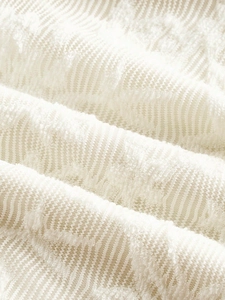 Robe en dentelle blanche à épaules dénudées avec texture florale et détails en résille