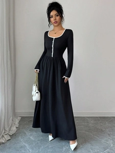Elegantes schwarzes Langarm-Maxikleid mit weißer Paspelierung und ausgestellter A-Linien-Form