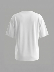 Vue détaillée du dos d'un t-shirt blanc à manches courtes avec col rond et épaules tombantes