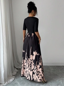 Elegante abito da donna con scollo quadrato, mezze maniche e gonna lunga a ruota floreale