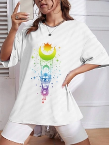 Detailansicht eines weißen T-Shirts mit buntem Boho-Sonnen- und Mond-Verlaufsgrafik