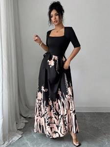 Elegante abito lungo nero con scollo quadrato, stampa floreale e silhouette a A