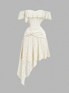 Robe midi élégante en dentelle blanche à épaules dénudées avec une coupe asymétrique chic