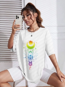 Detailansicht eines weißen Oversize-T-Shirts mit Regenbogen-Sonne-Mond-Himmelsdruck