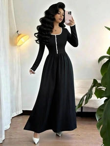 Elegantes schwarzes Midikleid mit Karree-Ausschnitt, weißem Besatz und Knopfleiste