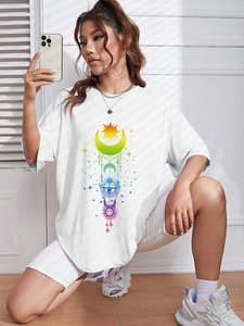 Details des weißen Oversize-T-Shirts mit farbenfrohem Sonnen- und Mond-Himmelsdruck