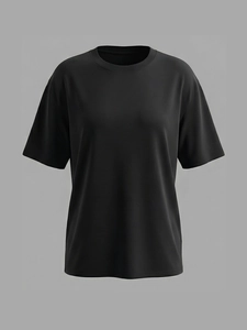 Détail d'un t-shirt noir classique à col rond avec coupe ample et texture de tissu lisse