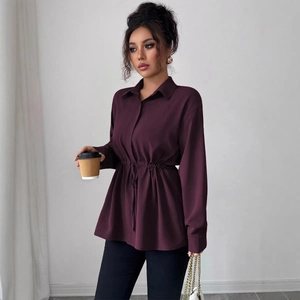 Chemise élégante violet foncé à manches longues avec taille à cordon et col revers