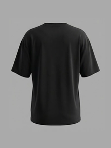 Vue arrière d'un t-shirt noir à col rond affichant une coupe ample et un tissu premium