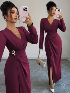Abito da Donna Elegante Rosso Vino con Scollo a V Manica Lunga Aderente Maxi con Pieghe in Vita Fibbia in Metallo Spacco Laterale