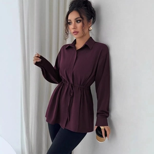 Chemise à manches longues violet foncé avec col à revers et cordon de serrage à la taille