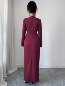 Elegante abito lungo bordeaux attillato con maniche lunghe e scollo a V chic