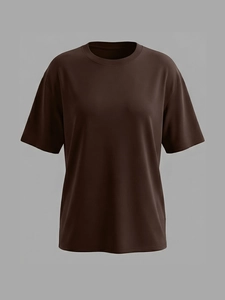 Détail d'un t-shirt à manches courtes marron foncé coupe ample et col rond pour femme