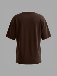 Vue arrière d'un t-shirt marron foncé à col rond et coupe ample montrant la texture du tissu