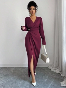 Abito elegante aderente a maniche lunghe con scollo a V, pieghe in vita e spacco laterale