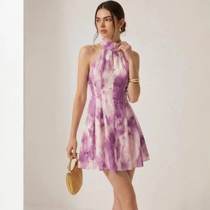 Elegante abito a trapezio con scollo all'americana tinto a nodi viola e bianco a collo alto